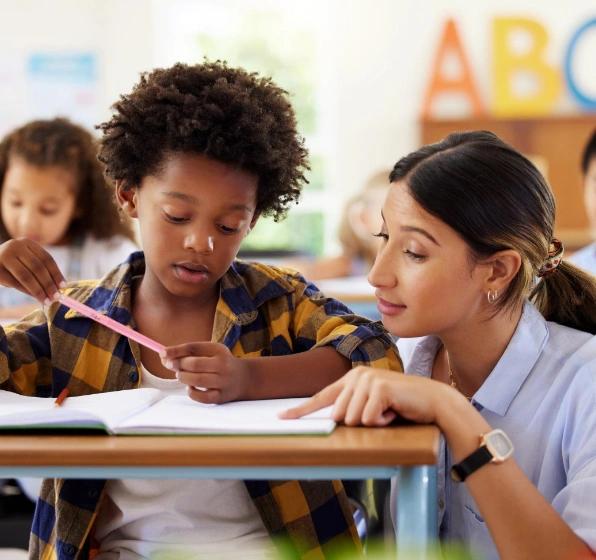 Aluno e professora de escola pública participando de oficina de cultura maker