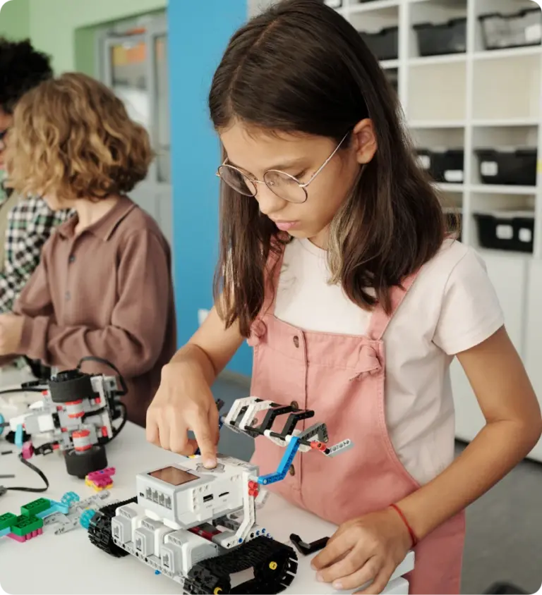 Aluna Nexus trabalhando com microbit, robótica, lógica de programação e robótica. Scrach.